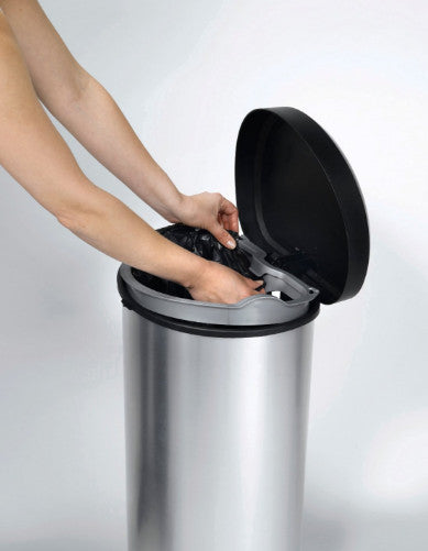 Poubelle 40 litres avec pédale Curver silver