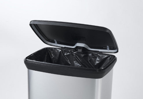 Poubelle CURVER capacité 50L couleur argent avec pédale