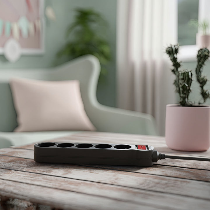 Stekkerdoos met 5 stopcontacten, schakelaar, aarde, 1,4 m snoer met kinderbeveiliging Maclean Energy MCE183 2300W