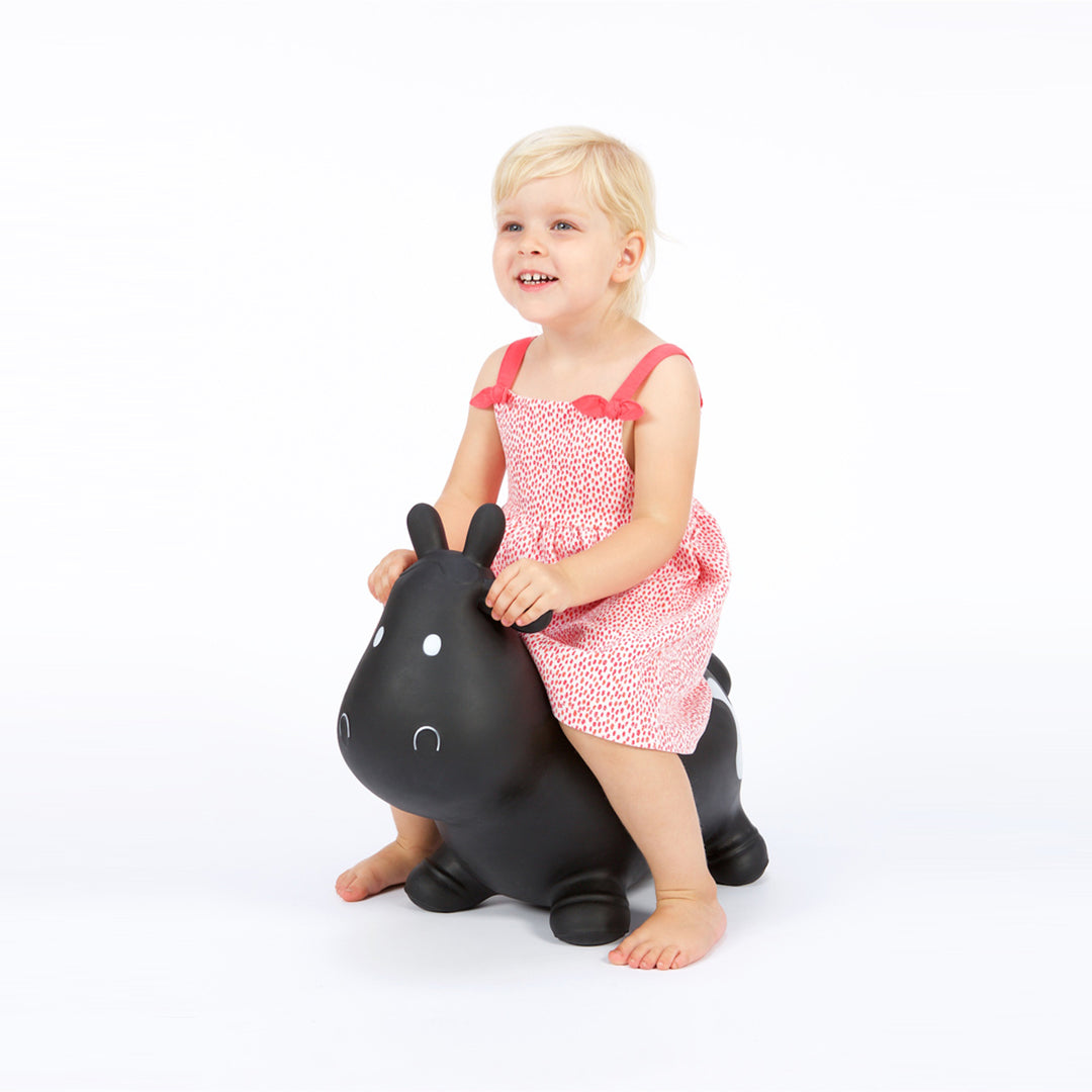 Pull en caoutchouc Hoppimals Black Cow - un plaisir énorme et unique de sauter
