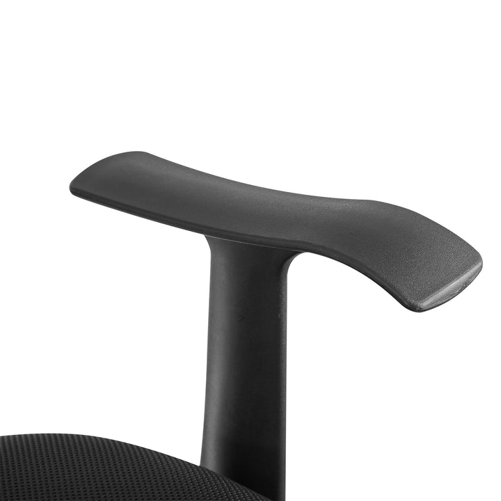 Chaise de bureau noir. Fauteuil de bureau pivotant avec appui-tête et hauteur d'assise réglables. Fabriqué en matériaux durables et résistants. La large base assure une stabilité totale et les accoudoirs garantissent un grand confort d'utilisation.