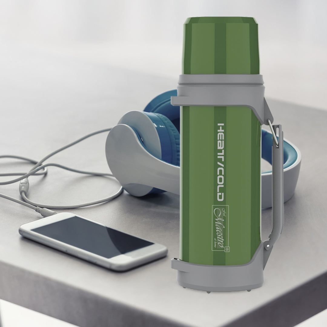 Thermos 1L geïsoleerde fles met beker 350 ml Maestro drukknop 110 cm draagriem 304 roestvrij staal + kunststof voor warme of koude dranken (groen)