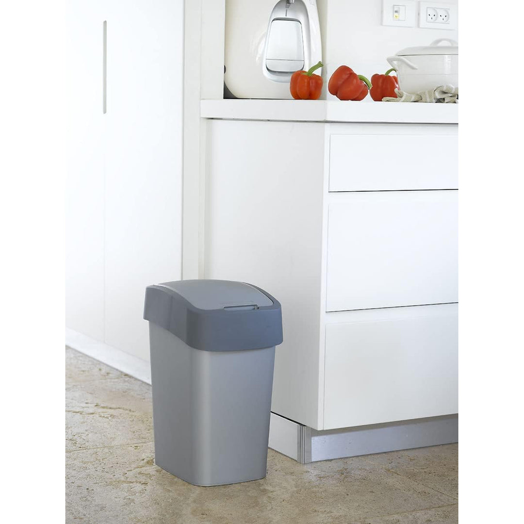 Poubelle Curver pour tri sélectif, avec couvercle, gris, cadre argenté, 25L, modèle Flip Bin. Idéale pour une gestion pratique des déchets.