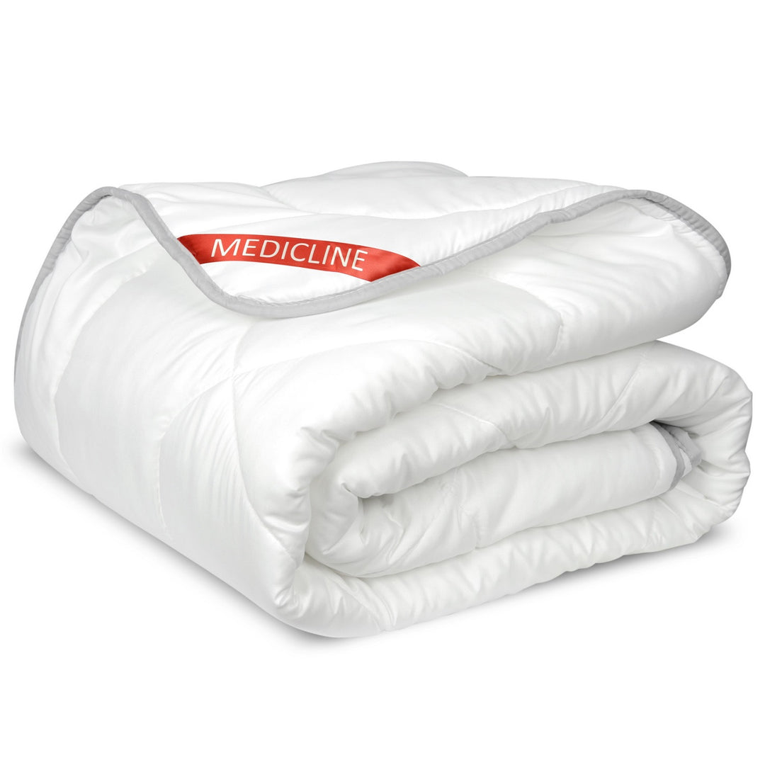 Medicline Couette 200x220cm Couverture toute l'année Couverture de sommeil Matériau de housse en microfibres avec fil piqué Remplissage silicone 200g/m2 Antiallergique Lavable à 30 degrés (Blanc, 140 x 200 cm)