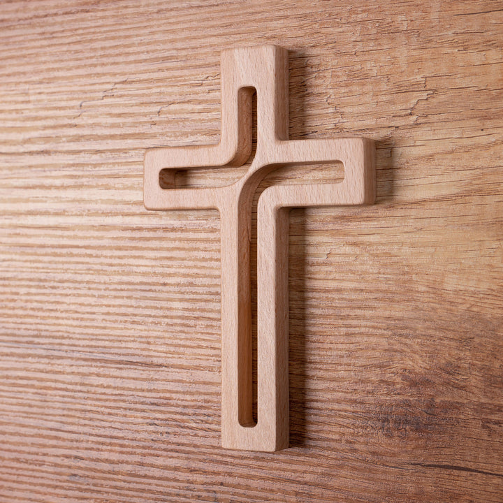 Croix suspendue en bois moderne naturel 25x16x1,6 cm
