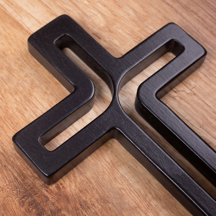 Croix suspendue en bois moderne noir 25x16x1,6 cm