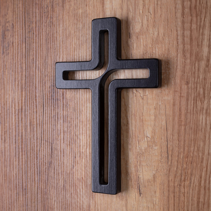 Croix suspendue en bois moderne noir 30x18x1,8 cm