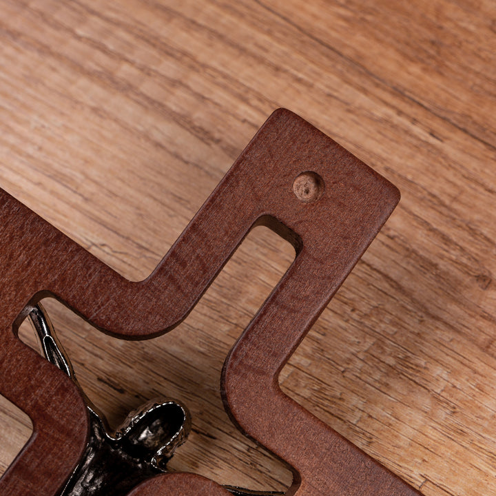 Modern houten hangkruis met bruine pasque 18x12x1,4cm