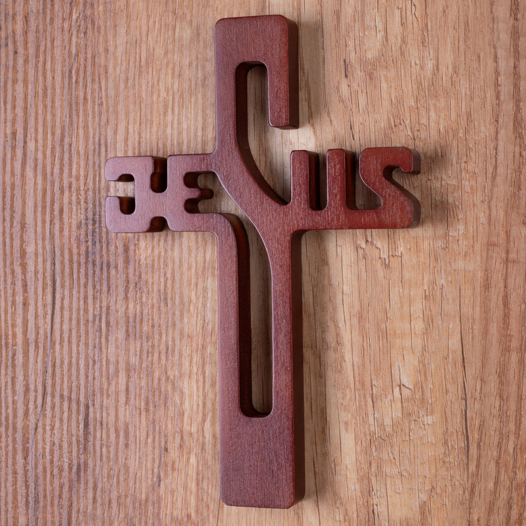 Croix suspendue en bois avec inscription JESUS marron 22x14x1.6cm