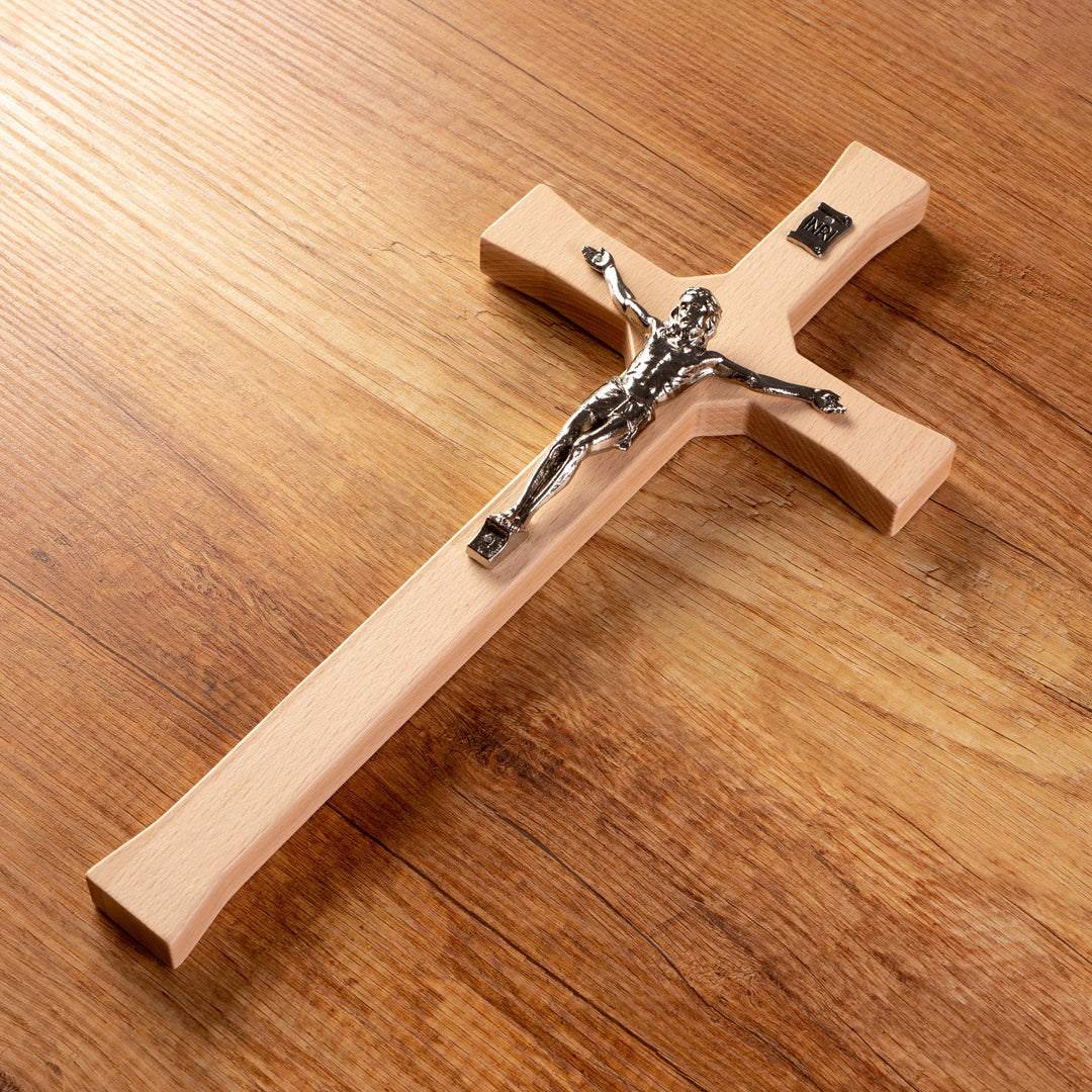 Croix classique suspendue avec croix naturelle rayée 22x10x1.6cm