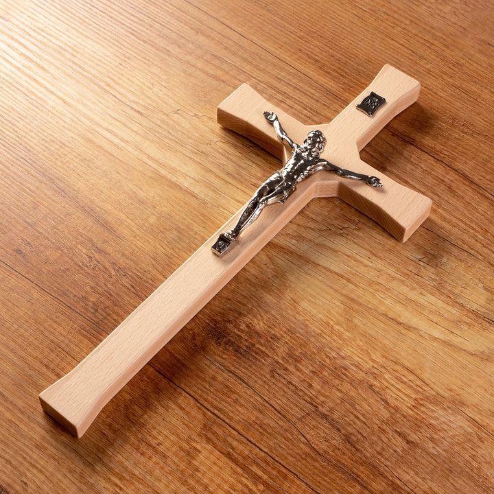 Croix classique suspendue avec croix naturelle rayée 22x10x1.6cm