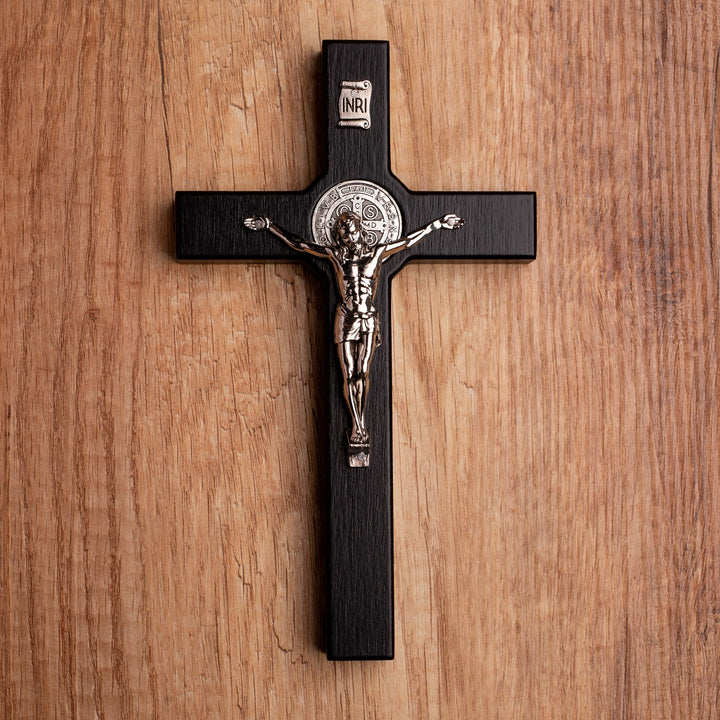 Croix de St Benoît en bois suspendue avec pasque noir 22x12x1.8cm