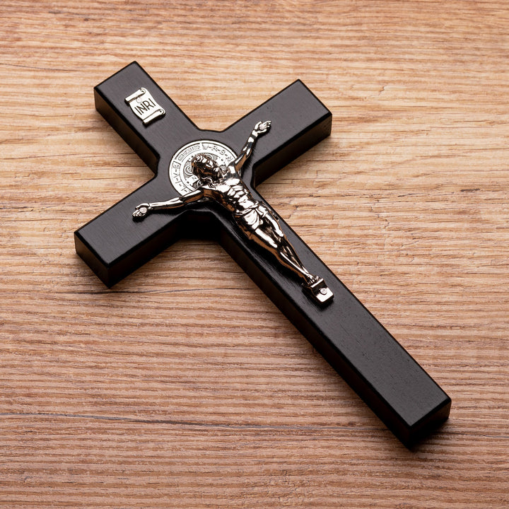 Croix de St Benoît en bois suspendue avec pasque noir 22x12x1.8cm