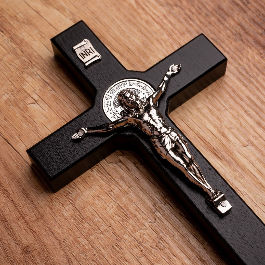 Croix de St Benoît en bois suspendue avec pasque noir 22x12x1.8cm
