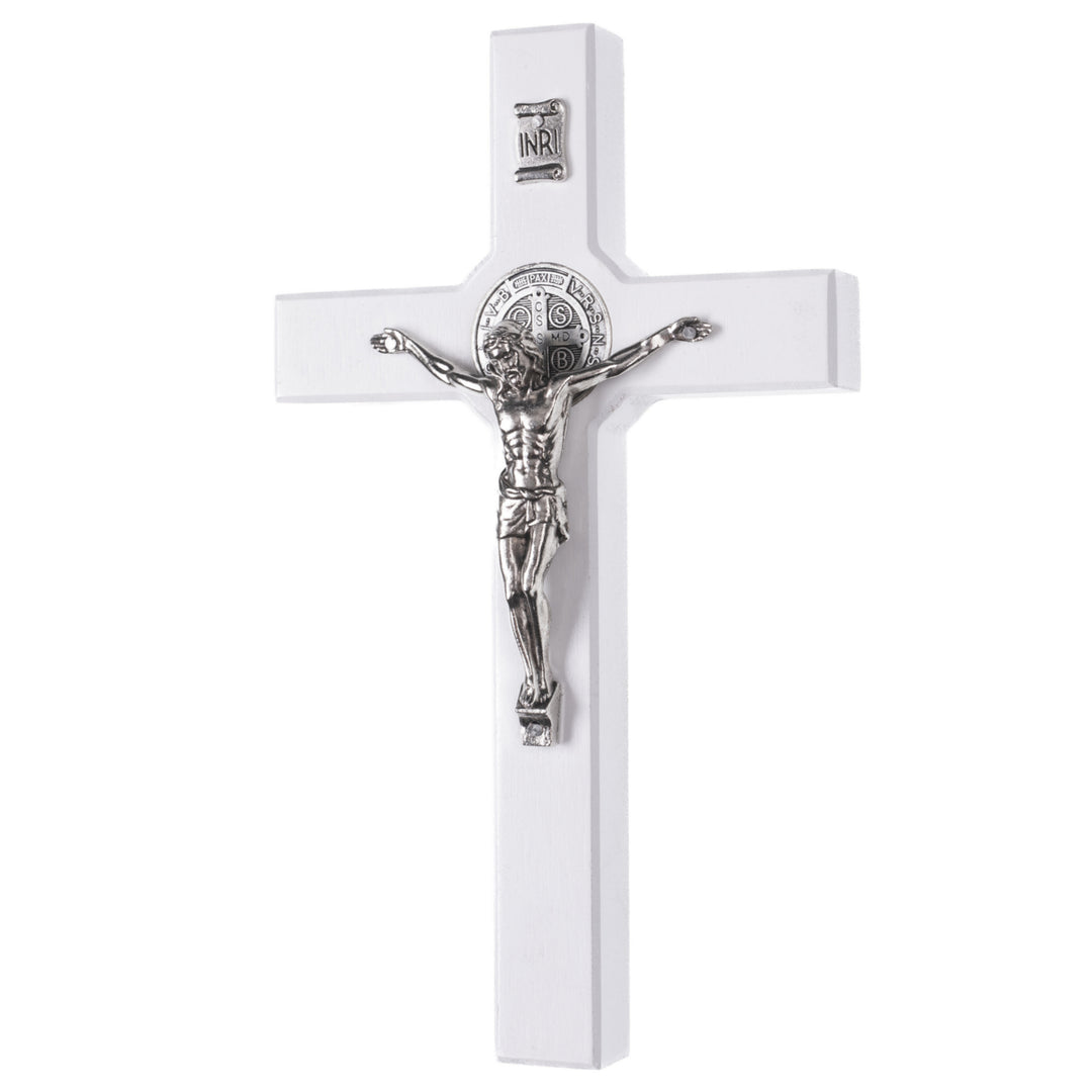 Croix en bois de St Benoît suspendue avec pasque blanc 22x12x1.8cm