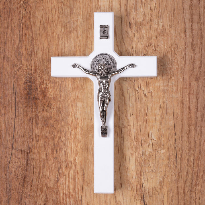 Croix en bois de St Benoît suspendue avec pasque blanc 22x12x1.8cm