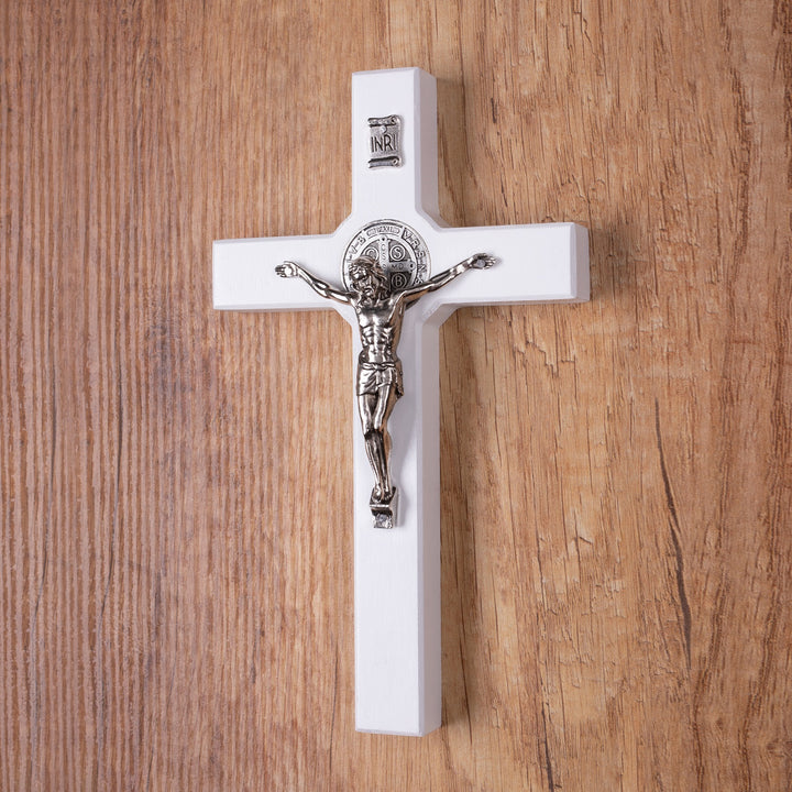 Croix en bois de St Benoît suspendue avec pasque blanc 22x12x1.8cm