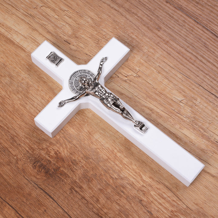 Croix en bois de St Benoît suspendue avec pasque blanc 22x12x1.8cm