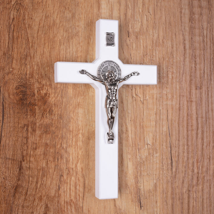 Croix suspendue en bois de St Benoît avec pasque, blanc 28x16x1.8cm