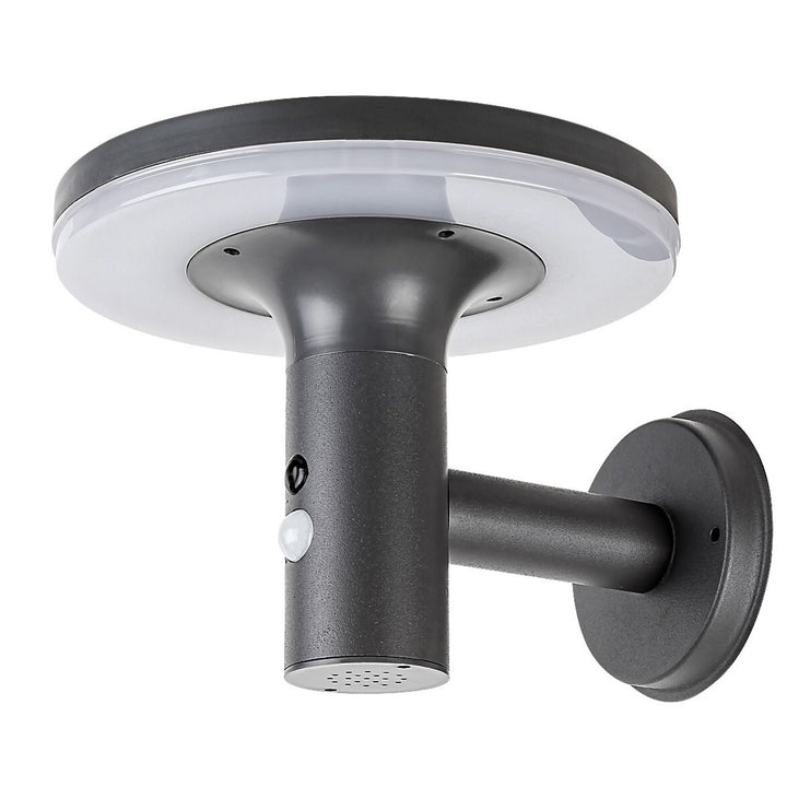 Rabalux Alaska: Buitenwandlamp, IP44, 10W LED, natuurlijk witte verlichting 4000K. Intelligente bewegingssensor (5-8m, 120°), autonomie 10.000 uur. Batterij 3,7 V, 2500 mAh. Afmetingen: Ø210mm, H165mm, montagegat Ø100mm. Bescherming tegen