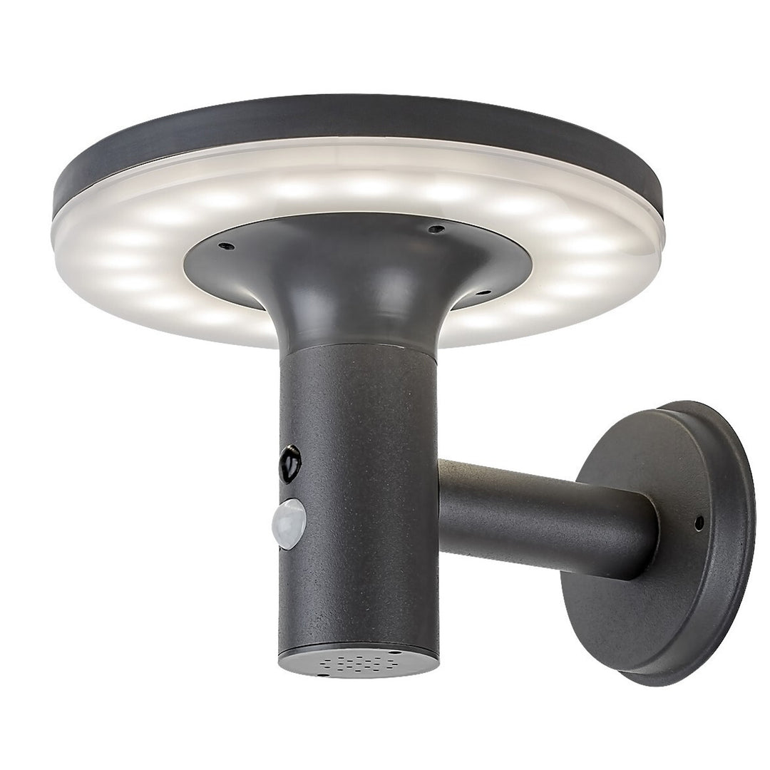 Rabalux Alaska: Buitenwandlamp, IP44, 10W LED, natuurlijk witte verlichting 4000K. Intelligente bewegingssensor (5-8m, 120°), autonomie 10.000 uur. Batterij 3,7 V, 2500 mAh. Afmetingen: Ø210mm, H165mm, montagegat Ø100mm. Bescherming tegen