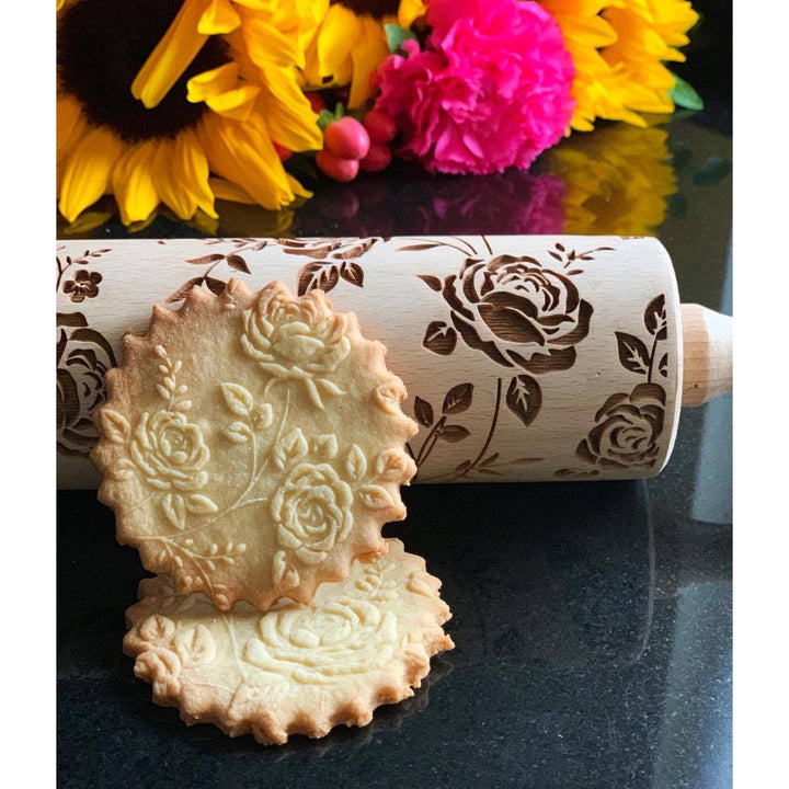 Rouleau à gâteau gravé Goody Woody, 46 cm, bois de hêtre, motif de roses sauvages