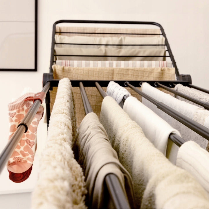 Séchoir à linge Vileda Infinity Flex Ultimate, couleur noire, jusqu'à 30 m² de surface de séchage, extensible, structure surélevée, crochets à linge, roulettes intégrées, 179620